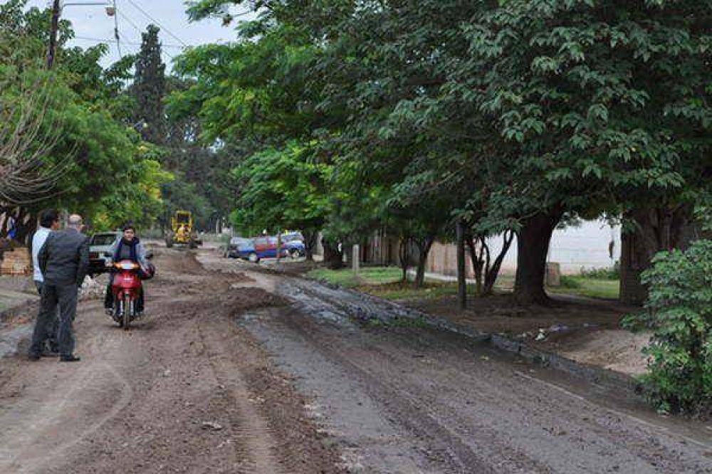 Acondicionan calles de numerosos barrios