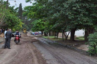 Acondicionan calles de numerosos barrios
