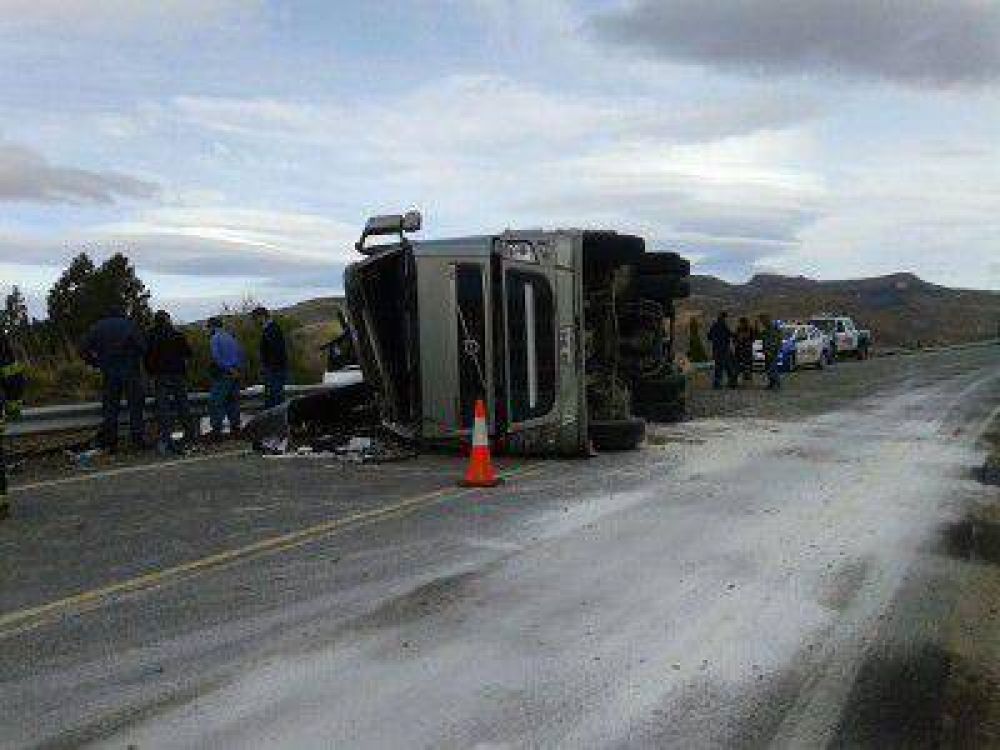 Familia del chofer del cami�n accidentado asegura que le robaron todo