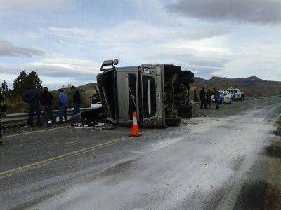Familia del chofer del cami�n accidentado asegura que le robaron todo