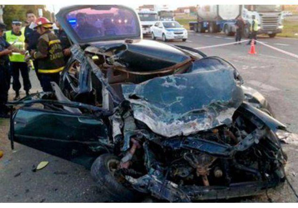 Un ni�o muri� tras el choque entre un cami�n y un auto que viajaba en contramano