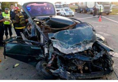 Un ni�o muri� tras el choque entre un cami�n y un auto que viajaba en contramano
