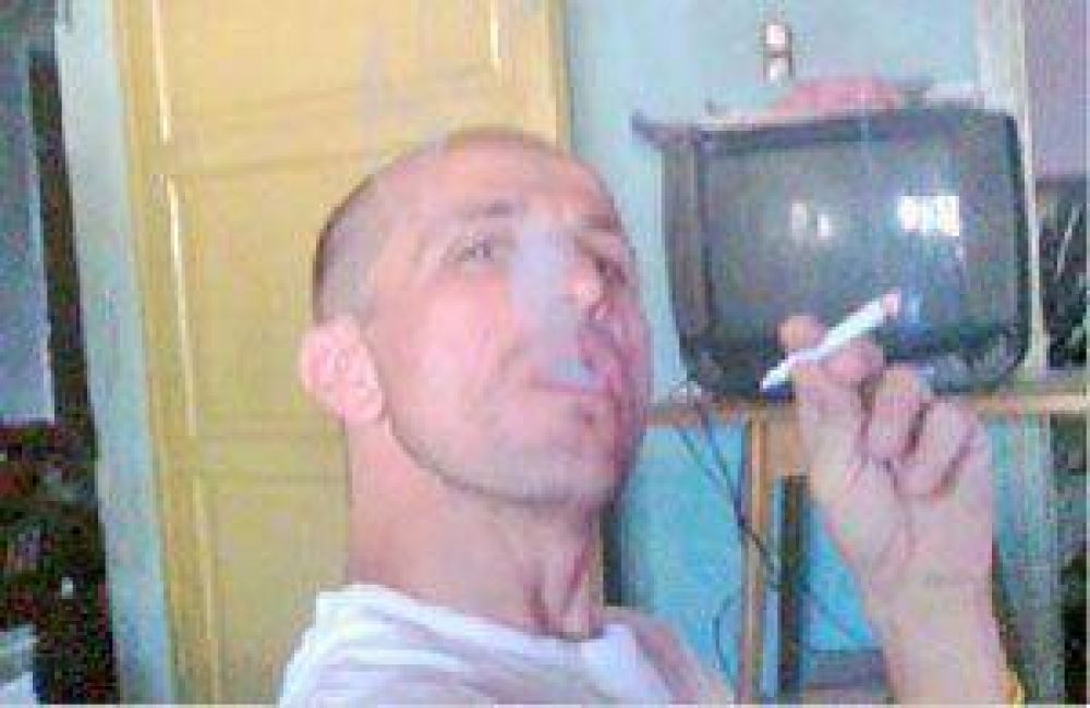 Matan a un hombre, lo echan a un contenedor de basura y lo queman