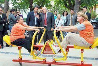 Nuevos aparatos de gimnasia en la plaza Eva Per�n