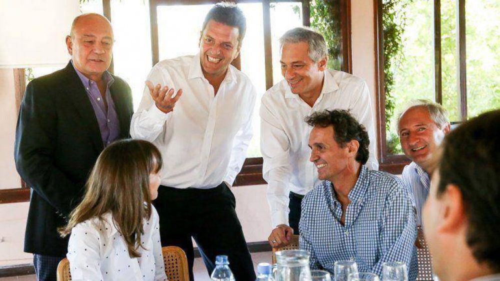 Rodeado de intendentes, Sergio Massa reafirm� su candidatura presidencial y anunci� un acto