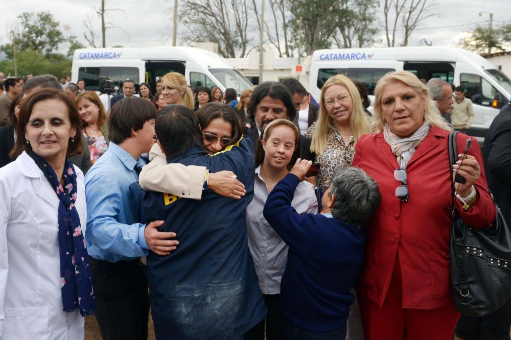 El Gobierno aport� nuevas unidades m�viles para escuelas especiales