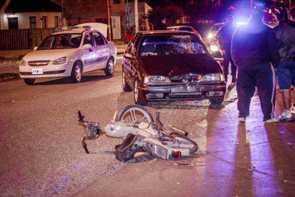 Motociclista embestido termin� en el hospital con lesiones m�ltiples