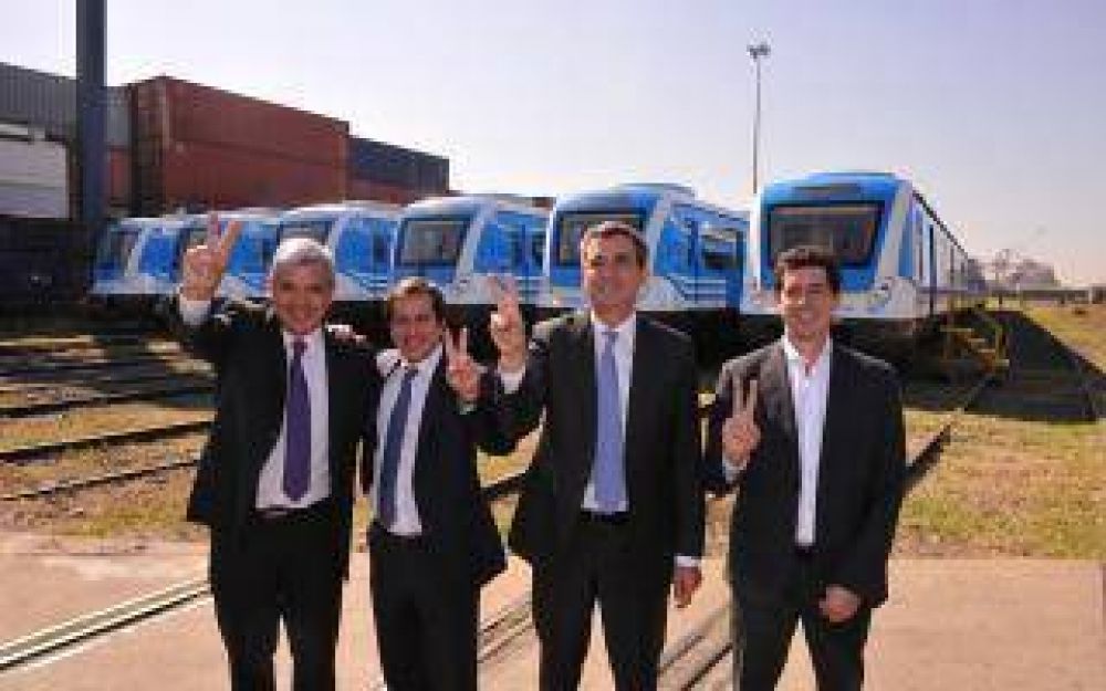 Con foto de campa�a, Randazzo recibi� nuevos coches 0km para la l�nea Roca