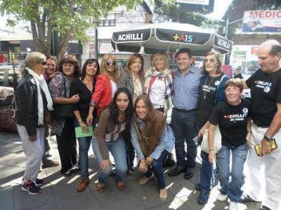 Diego Achilli y M�nica L�pez recorrieron el centro de Caseros
