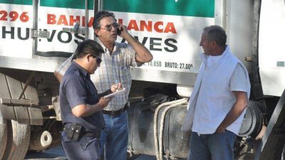 Se hicieron pasar por polic�as, montaron un operativo con conos y asaltaron a camionero