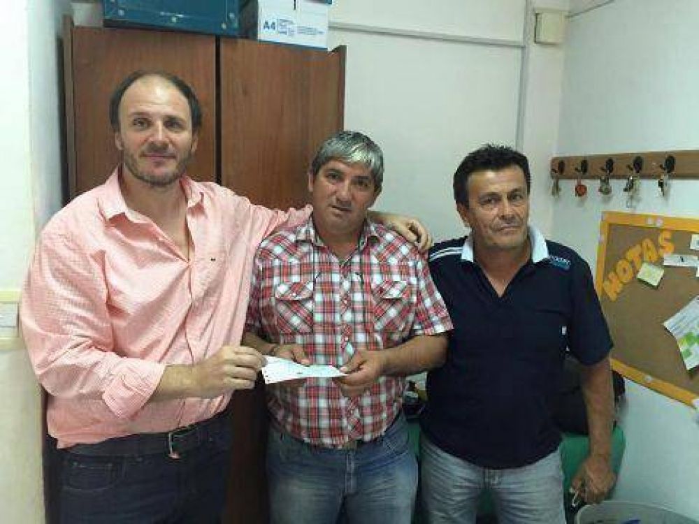 El diputado Santiago entreg� un subsidio a la Escuela N� 6 de Rojas