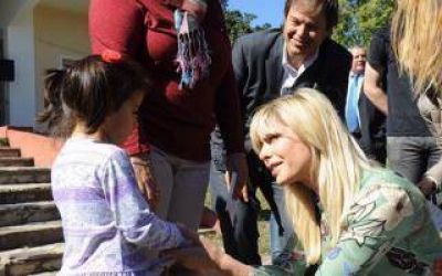 Almirante Brown: Rabolini y Cascallares visitaron hogar de ni�os