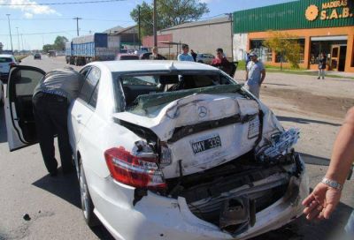 Dan ganas de llorar!!! Un Mercedes Benz valuado en $800.000 destruido al ser embestido por un micro escolar