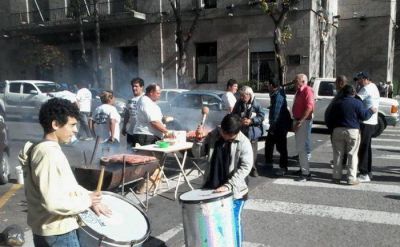 Choripaneros volvieron a protestar frente a la Comuna y regalar sus productos