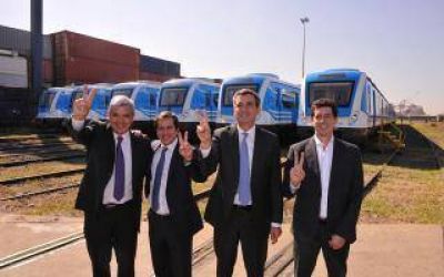 Con foto de campa�a, Randazzo recibi� nuevos coches 0km para la l�nea Roca