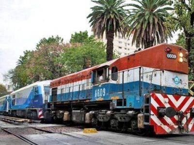 El flamante tren a Capital se qued� a medio camino y lo remolcaron