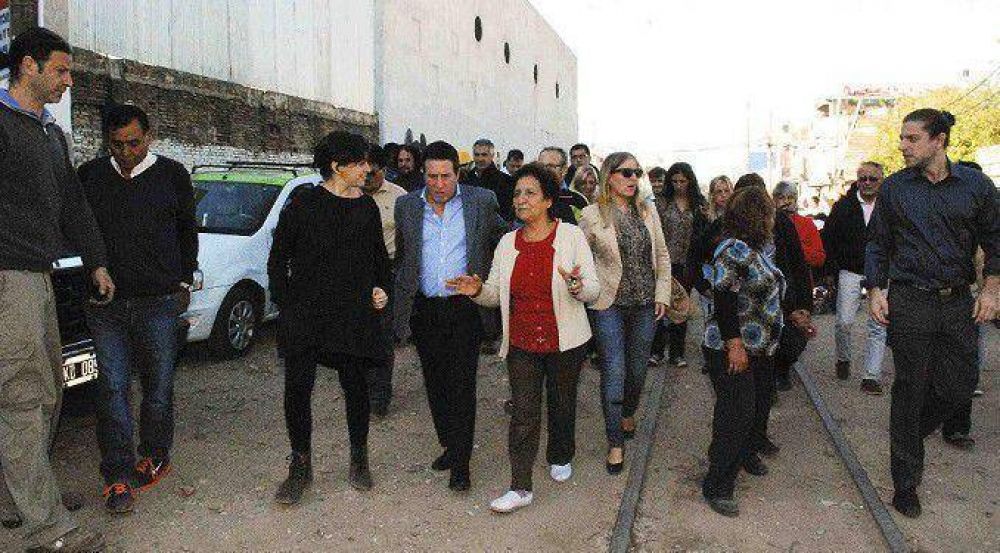 D�AZ P�REZ SUPERVIS� EL INICIO DE LAS OBRAS DE TENDIDO DE RED EL�CTRICA EN EL BARRIO PAMPA