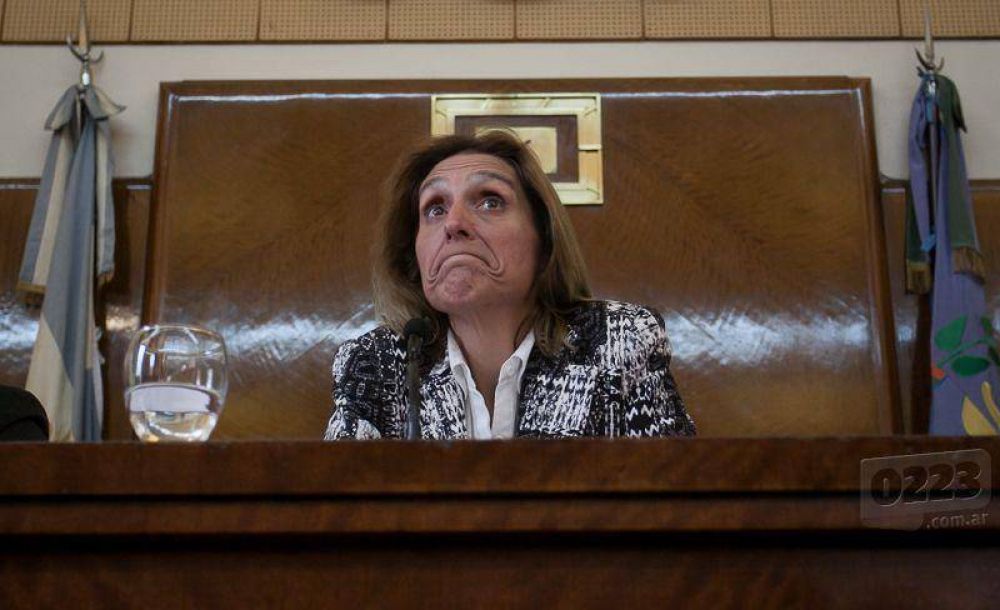 Charlas en la Arena: Otro l�o m�s y van..., ni para la foto, ayudita para la Ucip