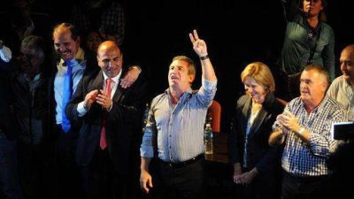 En Tucum�n, Urribarri intercambi� elogios con los Alperovich	 