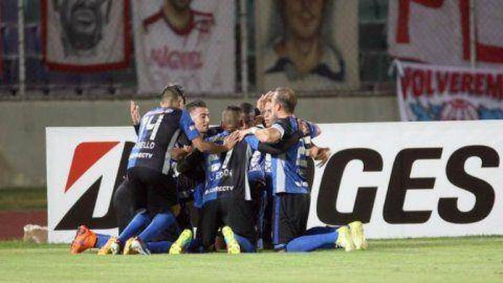 Hurac�n fue goleado por Mineros y es el primer club argentino que se despide