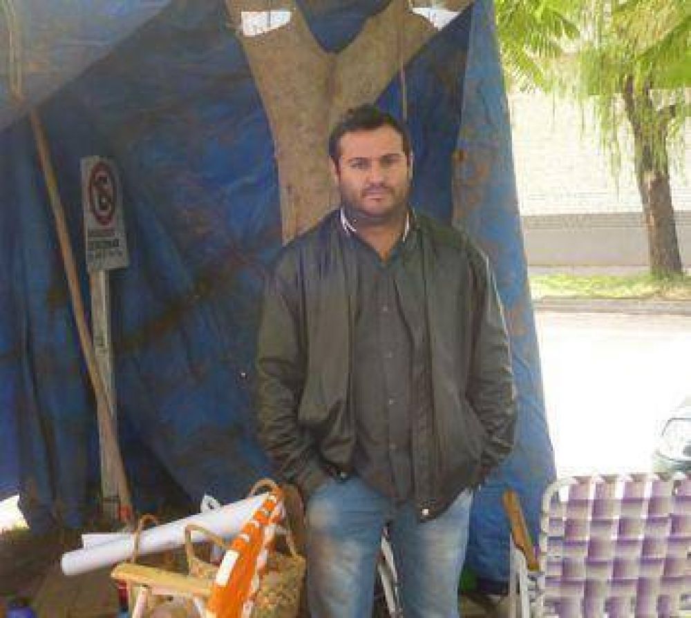 El padre encadenado en S�enz Pe�a se reencontr� con sus hijos y lleg� a un acuerdo con su ex mujer tras levantar la protesta