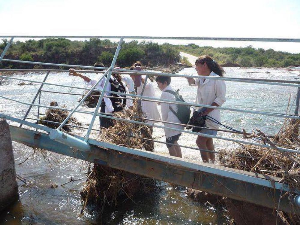An no reconstruyen la pasarela para que los chicos asistan a la escuela del dique San Felipe