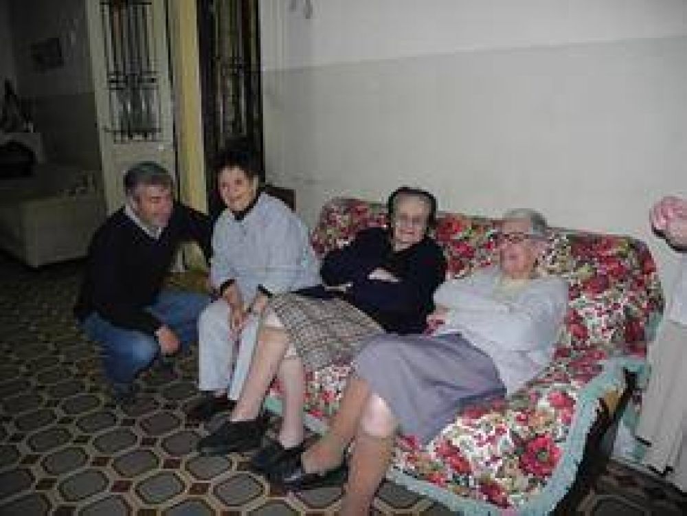 Car�s visita al Hogar Malere y recorre el Barrio Pedro Burgos