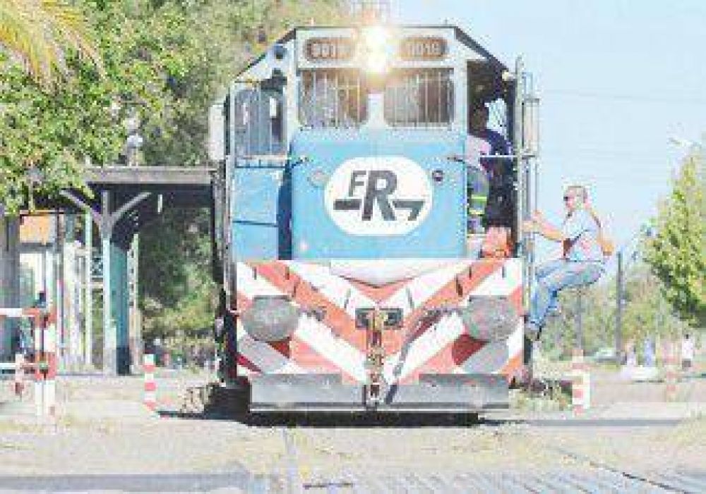 Lo arroll� el tren y est� grave 