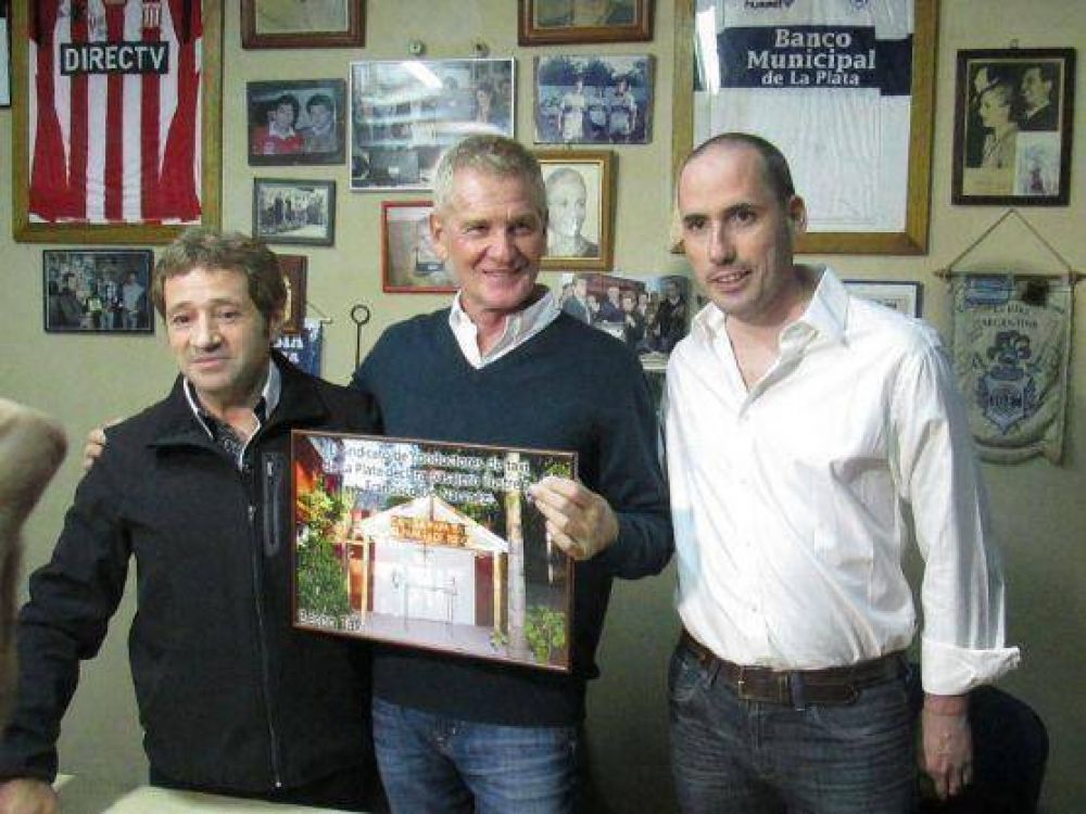 Acompa�ado por Leguizam�n, De Narv�ez recibi� el t�tulo de �pasajero ilustre� de manos de Ber�n