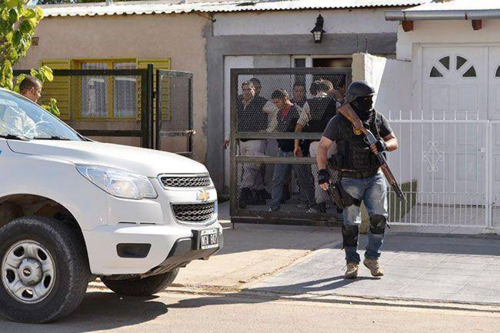 25 de Mayo: espectacular operativo policial para detener a un acusado por violencia de g�nero