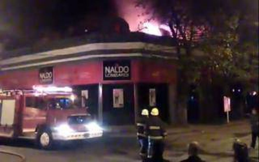 Tres comercios destruidos tras incendio y derrumbe en Chivilcoy