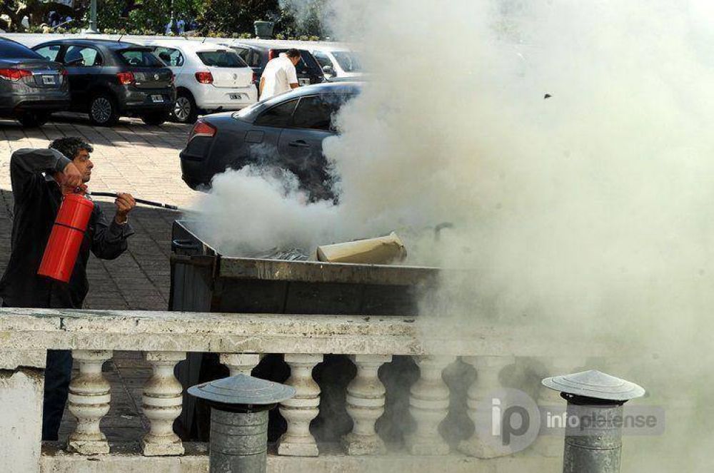 �Quema intencional de expedientes en la Municipalidad? Prendieron fuego un contenedor