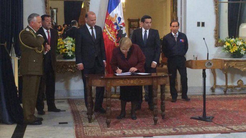 Bachelet advirti� sobre el posible flujo de lava producto de la erupci�n del volc�n Calbuco