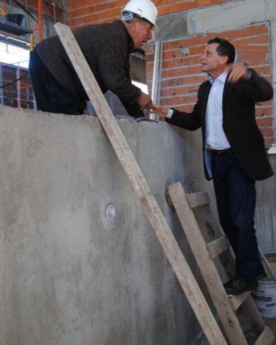 Pulti se tira a la pileta y va por la transformaci�n social del barrio Libertad
