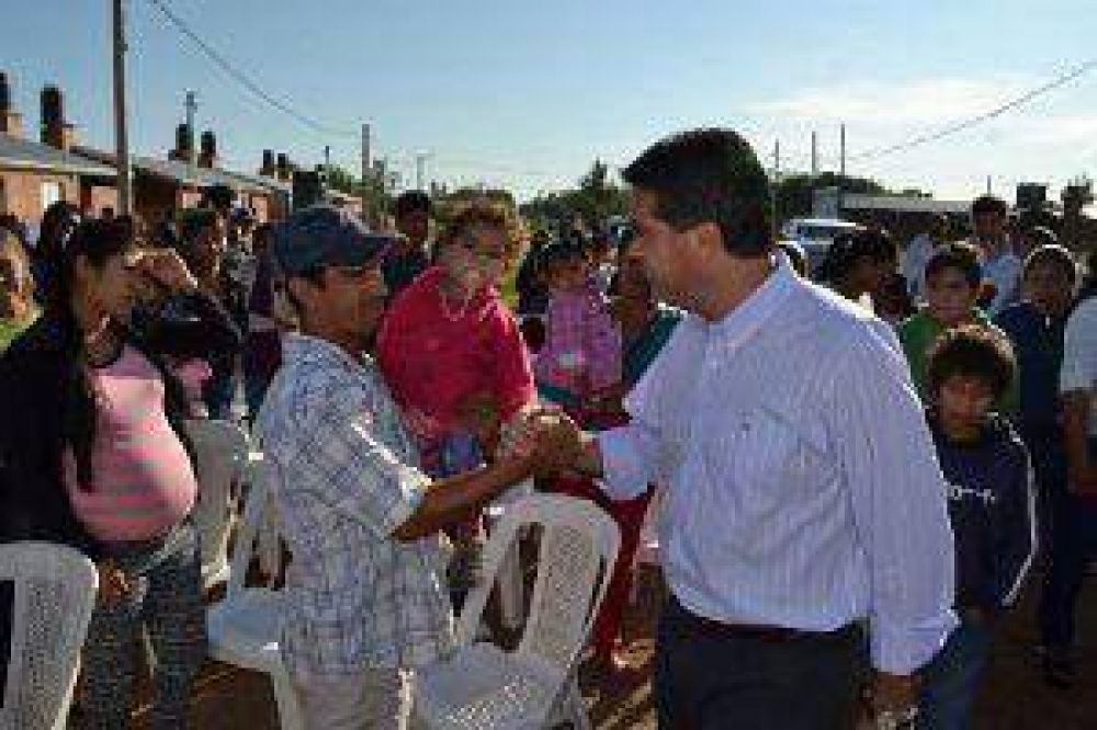 Senz Pea: El Gobernador entreg certificados de ocupacin a familias originarias