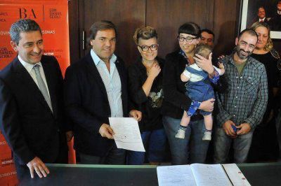 Anotan a un beb� que llevar� el apellido de dos mam�s y un pap�