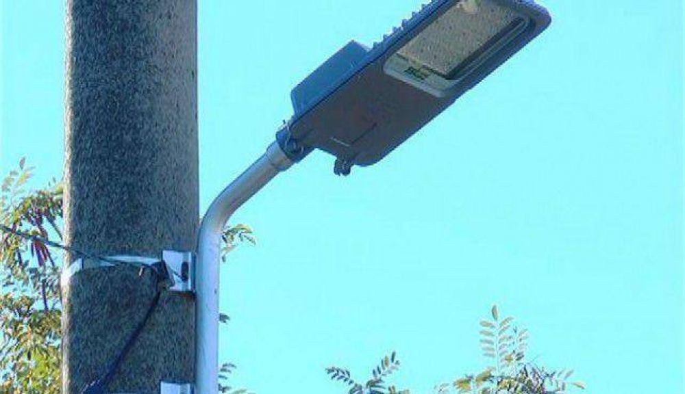 CELTA coloc� luces LED en acceso a entidades