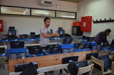 M�s estudiantes recibieron sus netbooks