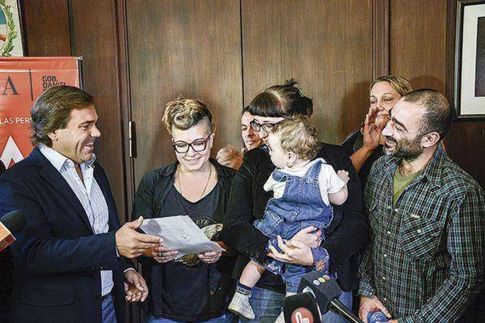 El primer beb� anotado con filiaci�n triple es marplatense