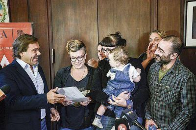 El primer beb� anotado con filiaci�n triple es marplatense