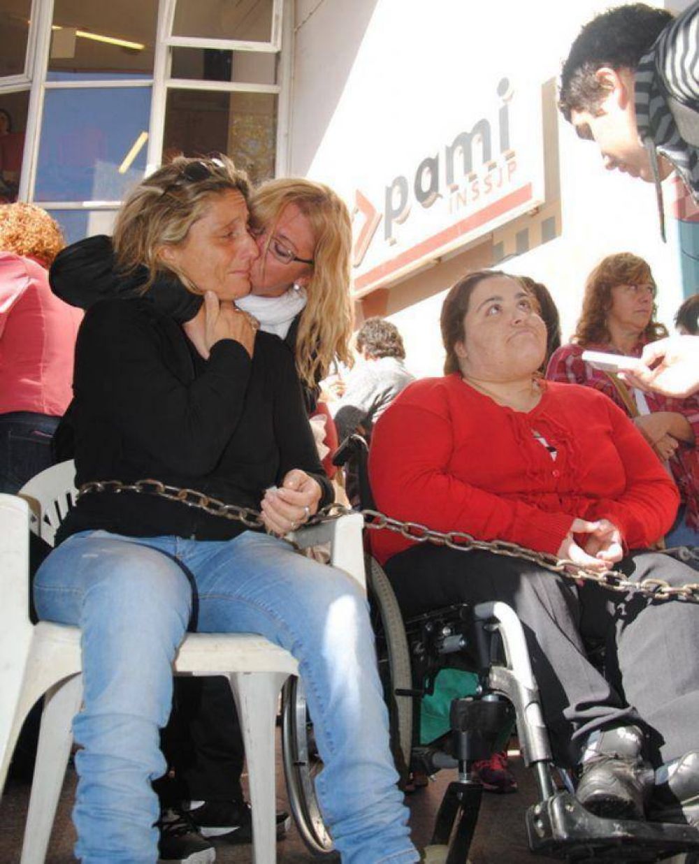 Indignaci�n: discapacitadas fueron despedidas por Fernando Al� y se encadenaron en la puerta del PAMI