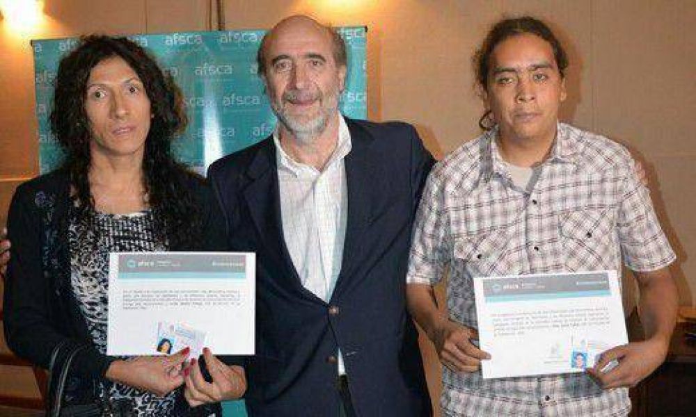 Afsca C�rdoba entreg� carn�s de locutor a miembro de Pueblo Originario y a trans