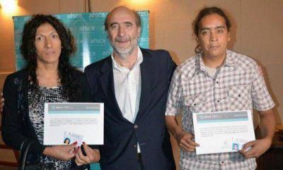 Afsca C�rdoba entreg� carn�s de locutor a miembro de Pueblo Originario y a trans