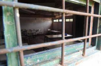 Dos ladrones entraron a una escuela con un arma y asaltaron al profesor y sus alumnos
