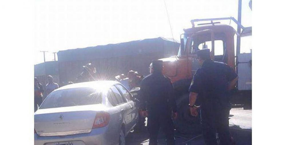 Accidente en el Acceso Norte a Paran�: un cami�n gir� en U y choc� con un auto