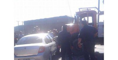 Accidente en el Acceso Norte a Paran�: un cami�n gir� en U y choc� con un auto