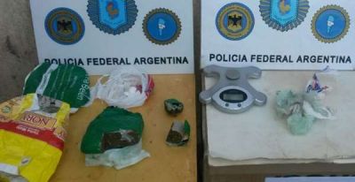 Secuestran 300 gramos de marihuana y 15 de coca�na en barrio Mar�a Augusta