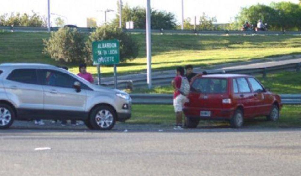 Una mujer y su hijo hospitalizados luego de ser embestidos por un auto
