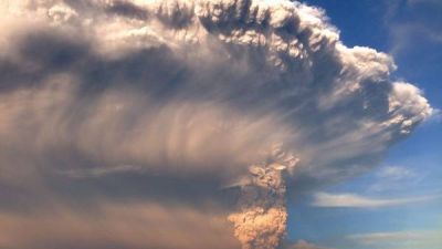 Con una nube leve, las cenizas ya cubren la Capital 
