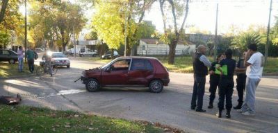 Producto de un violento choque un autom�vil qued� incrustado en una panader�a